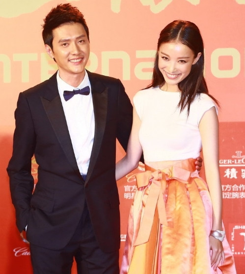 2012年，24岁的倪妮爱上了34岁的冯绍峰，两人同居3年，倪妮努力讨好冯绍
