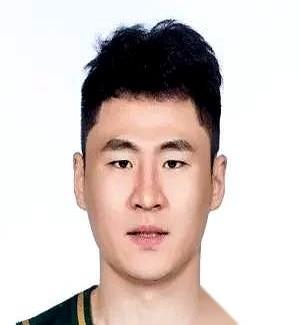 开场1分01秒，一个发球失误。教练直接炸了，一声“换人！”，两个主力，摁在板凳