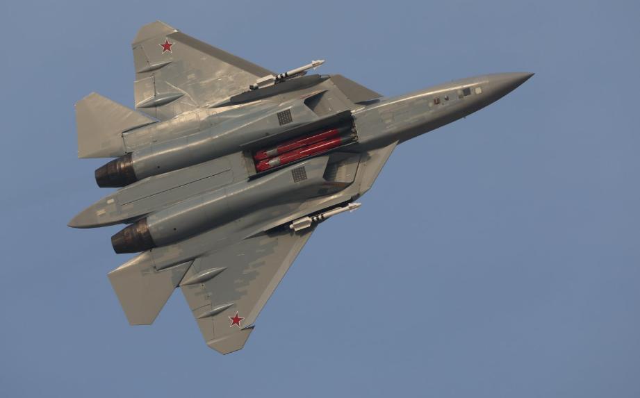 苏57战机终于打开内置弹仓，只有两枚空空导弹。不过机腹下面，似乎有两个弹仓，那就