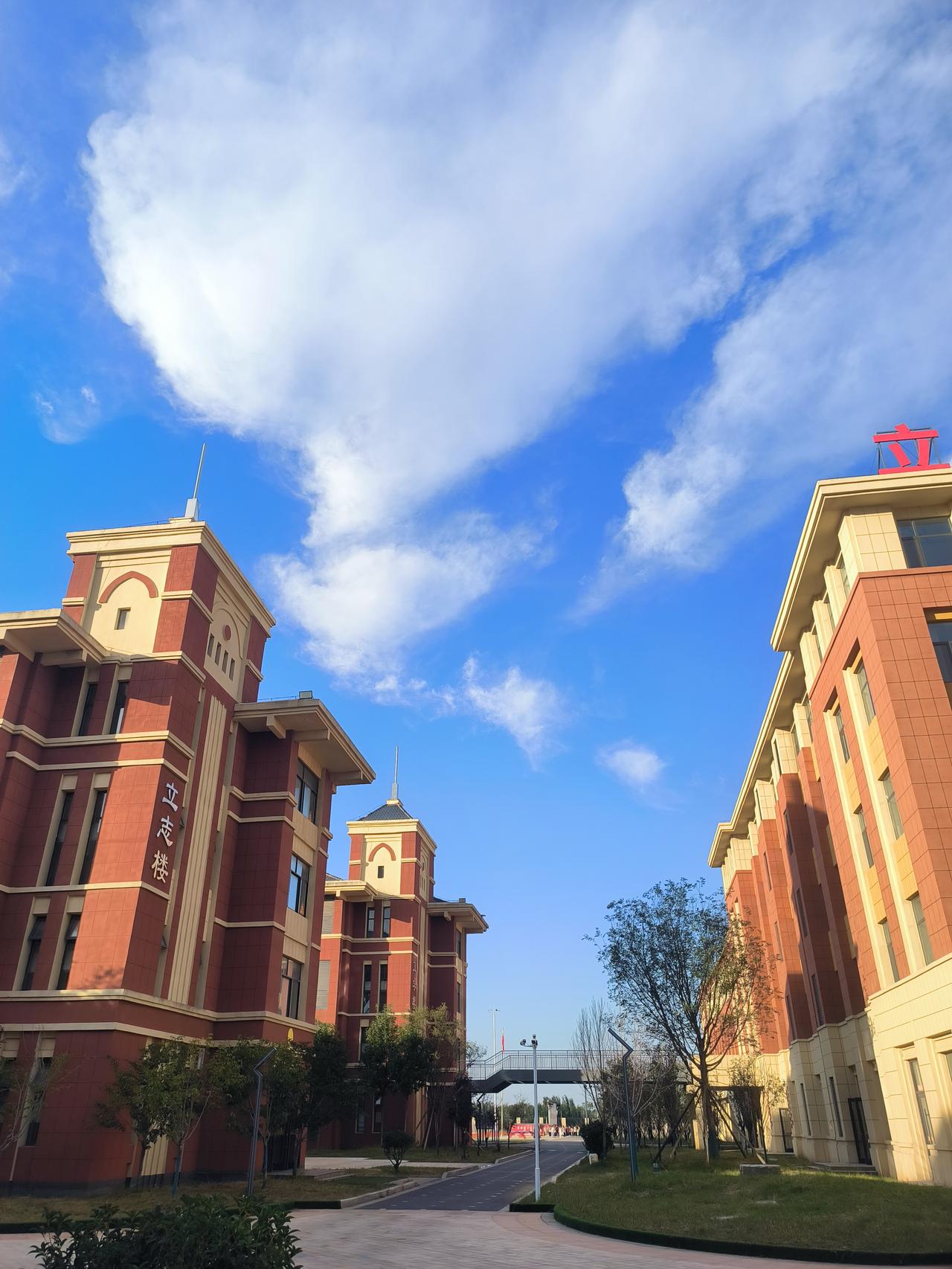 小张老师问我，很多学校生源逐步减少，教师会不会转岗到其他单位？我说，可能性不