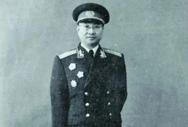 1945年，美军为讥讽陈赓，故意指着桌上的牛排、面包问道：“陈将军，这些在你们那