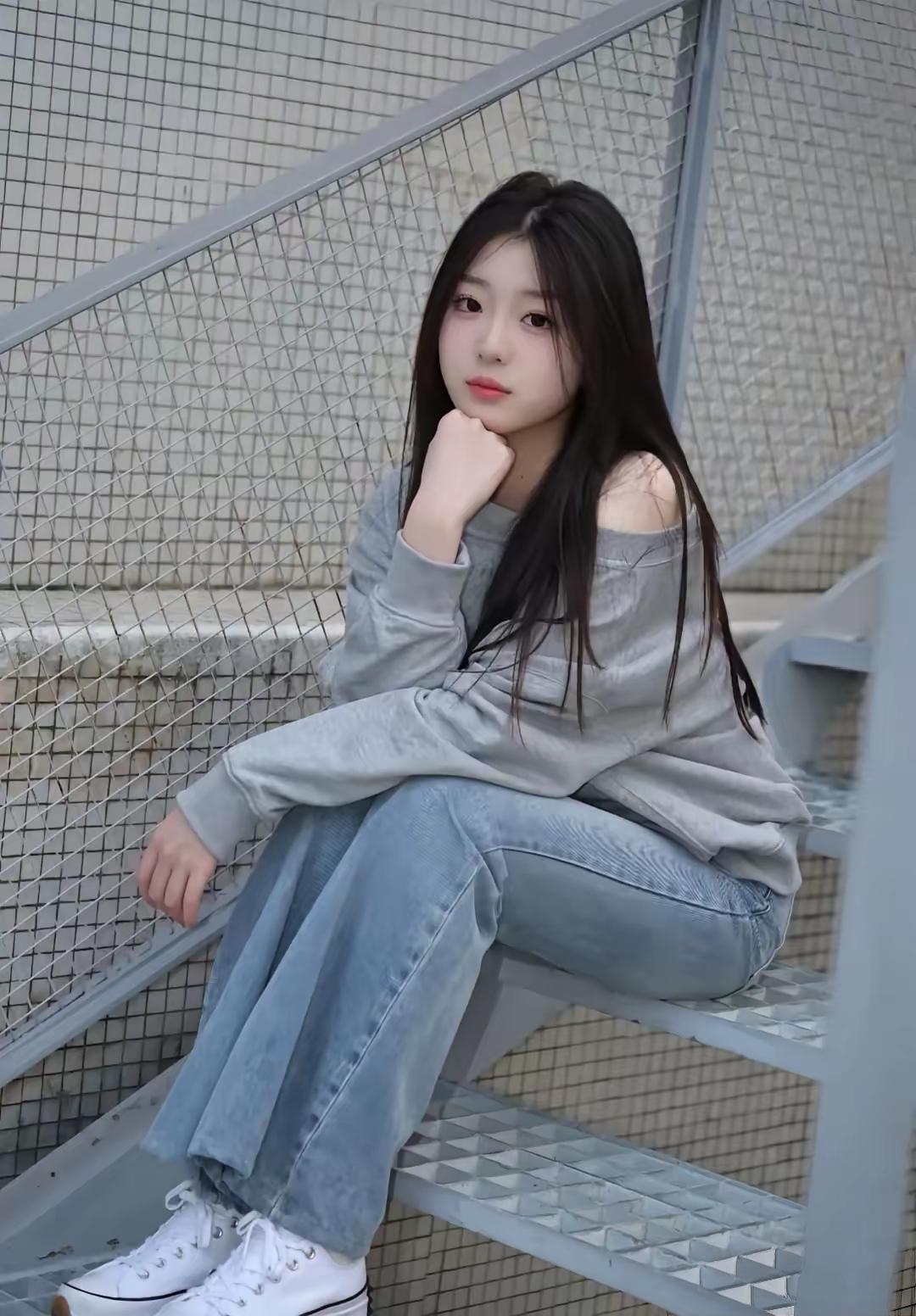 少女心满满，日系穿搭，楼梯上的静谧时光。