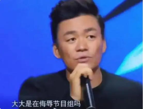 2015年，张大大指着王宝强说：“你信不信，我可以弄死你啊？给我老实点。”王宝强