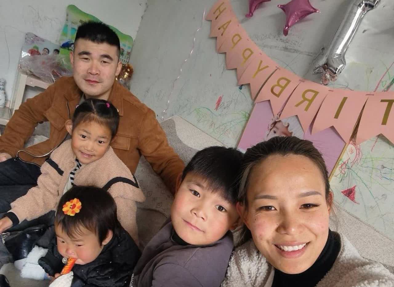 二婚阿杜的继女是瑶瑶，网上对阿杜对待继女的方式存在诸多质疑和批评。￼继女瑶瑶