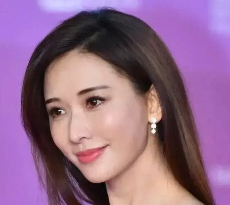2005年，林志玲拍广告时意外坠马导致昏迷，当她清醒后，第一个电话就打给了言承旭
