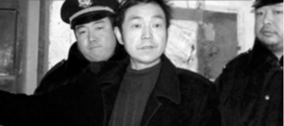 1998年冬，西安17岁高二学生高明被霸凌致死。其父高德隆无法接受丧子之痛，出家