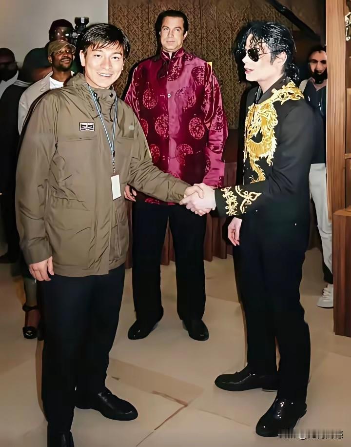 刘德华和杰克逊同框，这张照片的确十分罕见，难得一见，从来没有想到过他们两个人还有