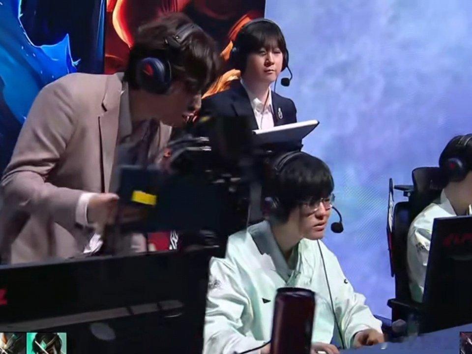 打野选劫的各方反应。Jiejie：[墨镜]Rookie：[滑稽笑]观众：[惊恐]BL
