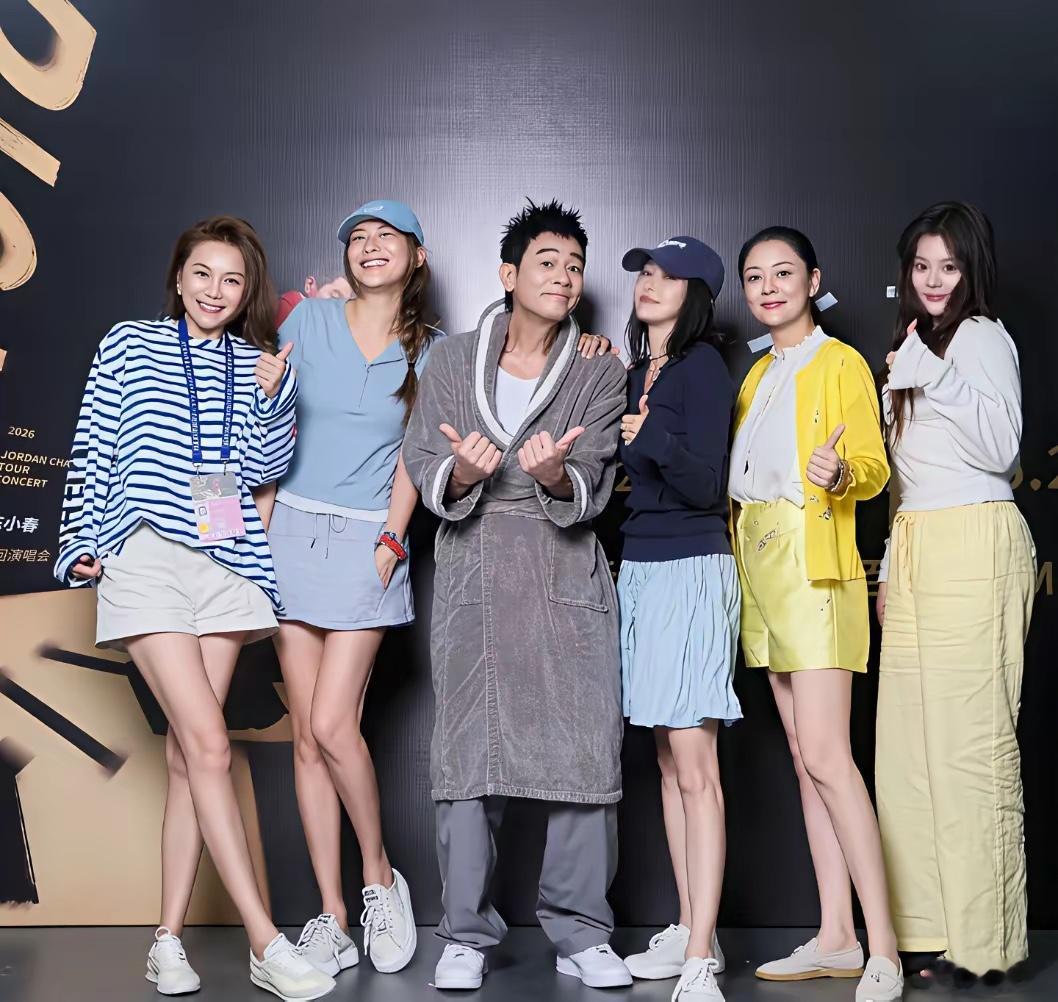 秦岚现身陈小春北京演唱会，她不仅是粉丝，还是应采儿的好闺蜜！
