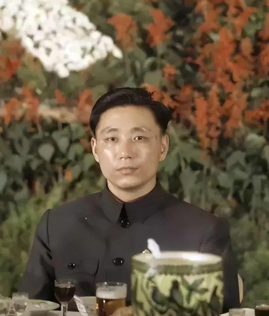上世纪八十年代以前流行的中山装，如今来看依旧十分端庄大气颇具气质，不然怎么能称之