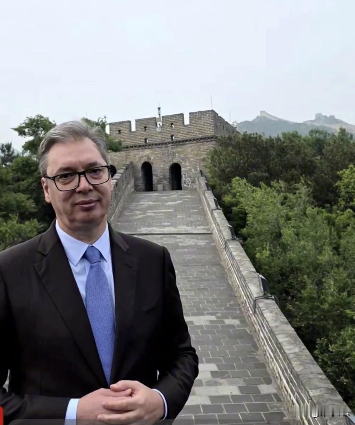 5月24日，正在对中国进行国事访问的塞尔维亚总统武契奇到访北京八达岭长城。他