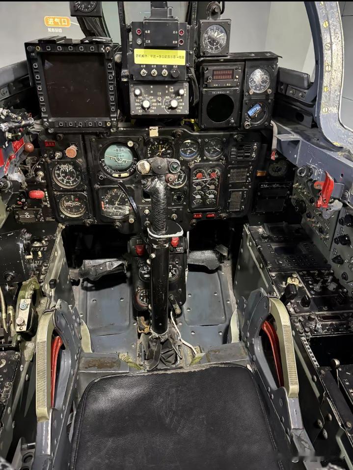 这是国产第二代改进型战斗机“歼8”Ⅱ的座舱。可以看到里面的环境非常拥挤，密密麻