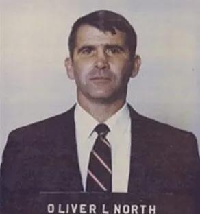 左边男子在40多年前曾秘密向伊朗提供了包括导弹在内的大批武器。事情败露后，他销毁