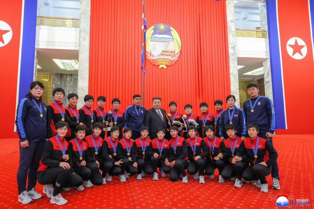 金正恩接见荣获国际足联２０２５年Ｕ１７女足世界杯冠军的女足选手和教练，并与他们合