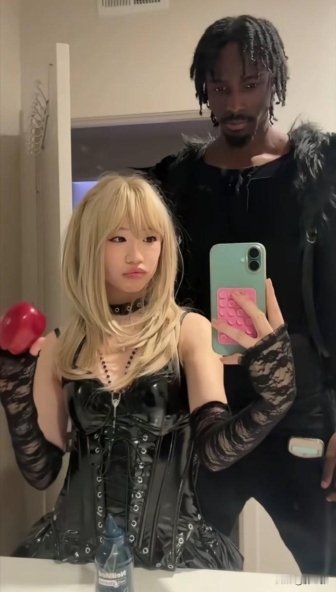 这样的爱情你会祝福她们吗？这黑哥们太幸福了，能找到这么漂亮的小女朋友，着实令