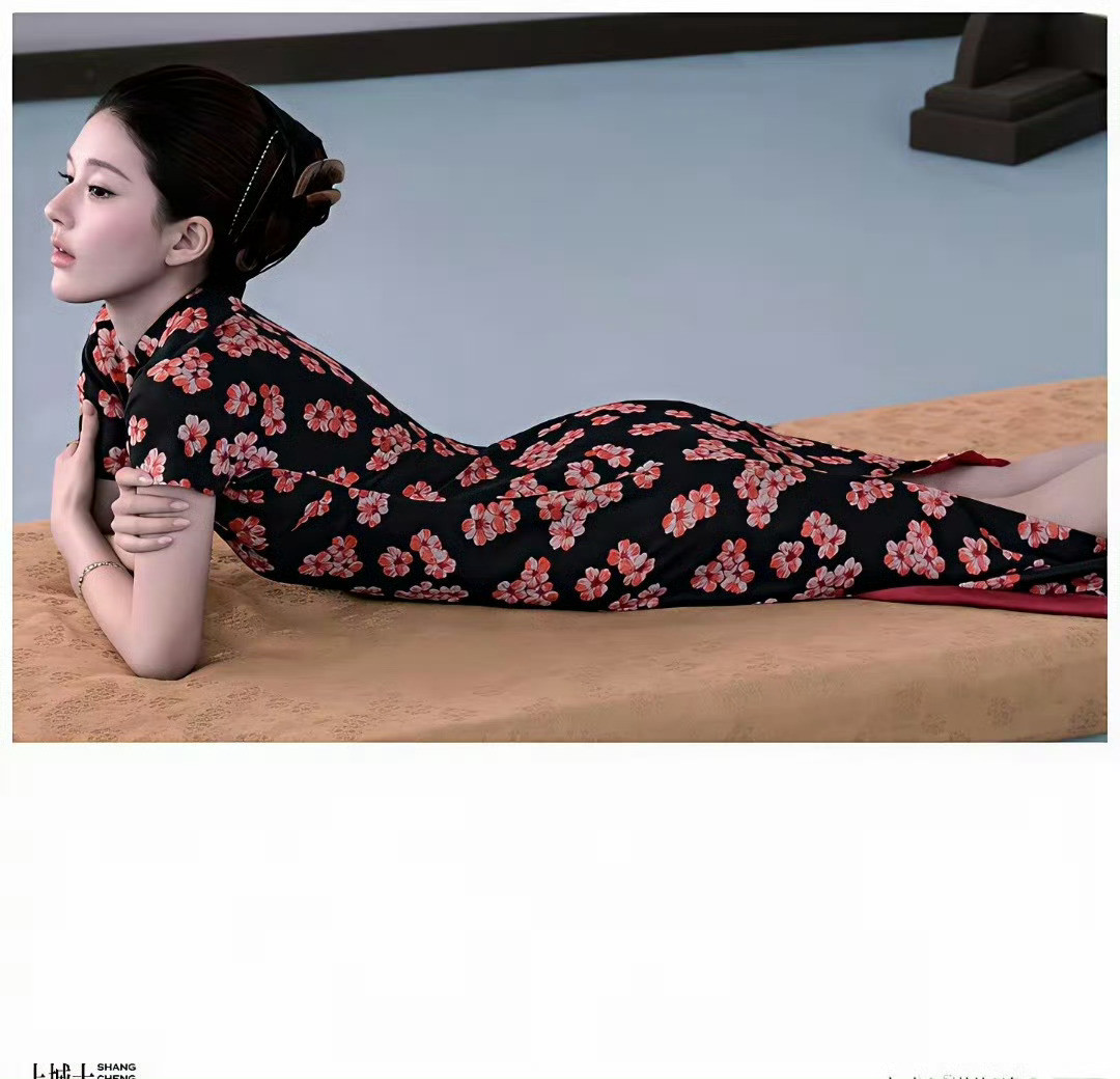 赵露思在上城士杂志中致敬经典电影《洛丽塔/一树梨花压海棠》，比起原作的娇媚，更多