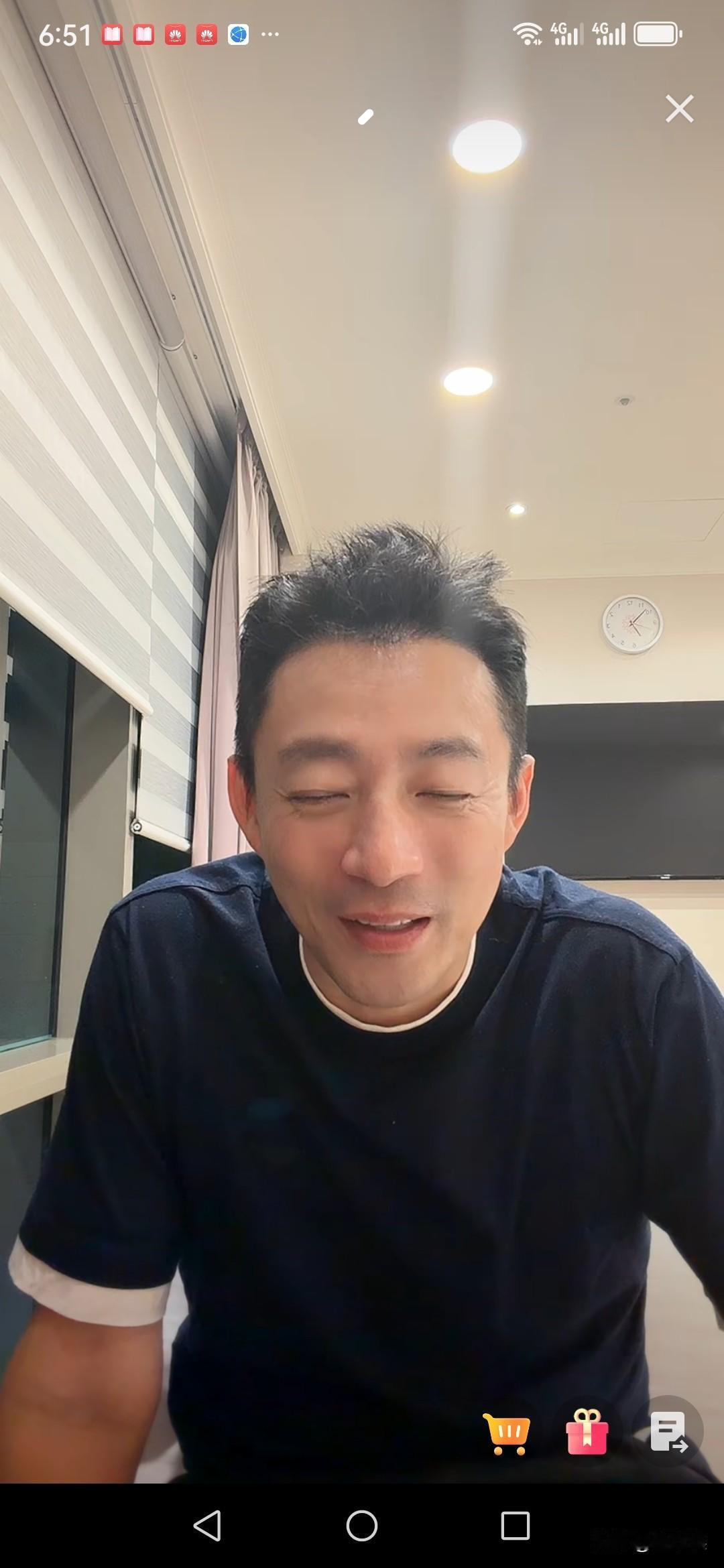 汪宝儿哭声首出镜！2月27日下午，汪小菲在医院边陪马筱梅母子边开直播，期间，