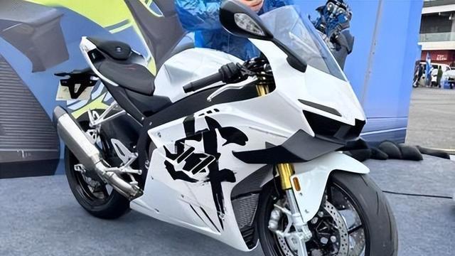 张雪三缸820RR要来了,零百加速冲刺2秒,价格或有惊喜!