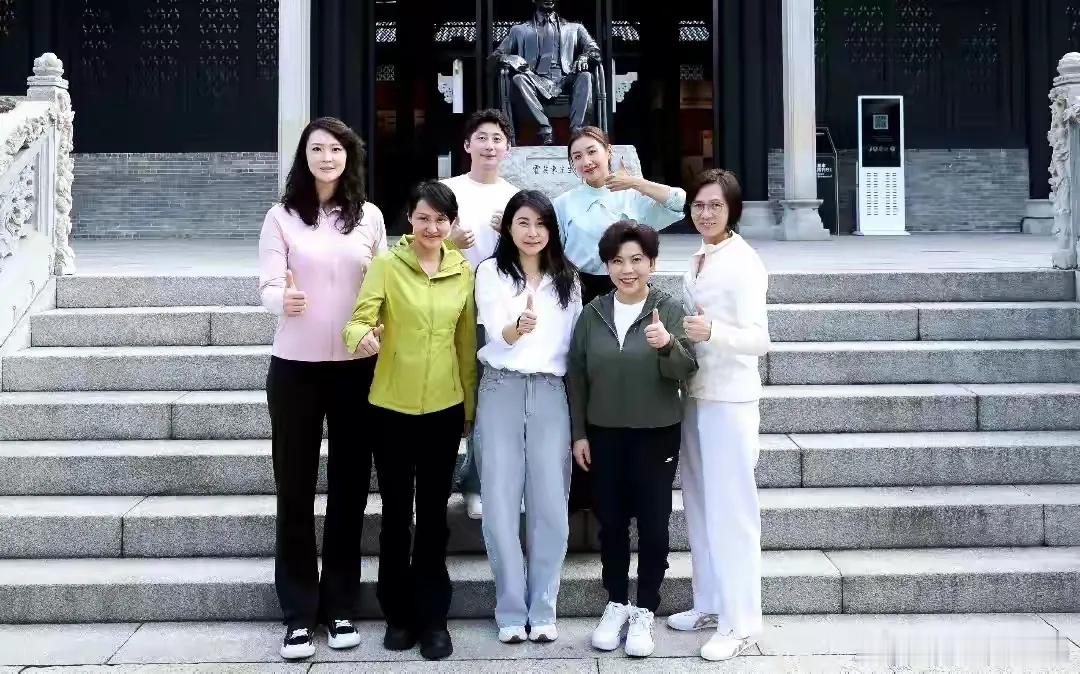 邓亚萍晒了和霍家三兄弟的合影，还特意把跟郭晶晶的合照放第一张，看来她也挺懂什么是