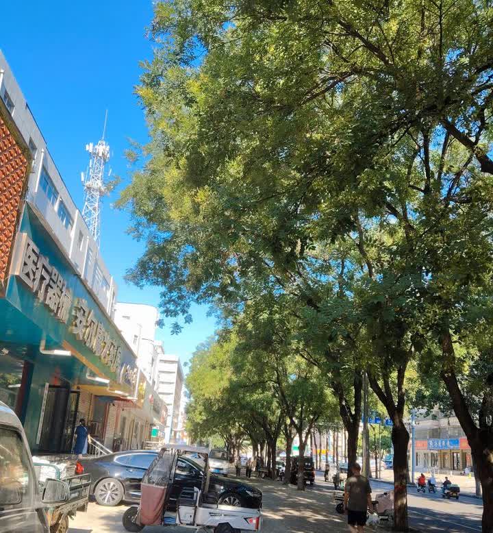 昨天晚上7点左右，天不太热了，我和老公下楼出去遛弯了。我们在街上一边说话