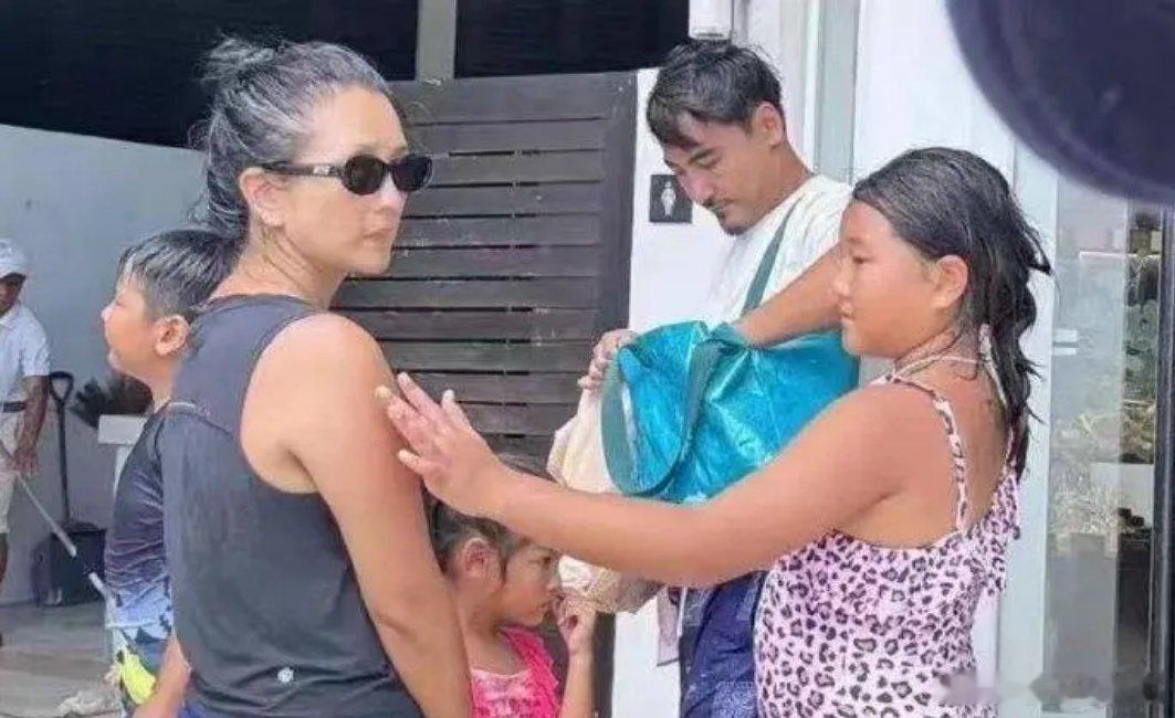 何洁一家五口泰国度假，38岁的她满头白发，两女儿颜值身高差太大