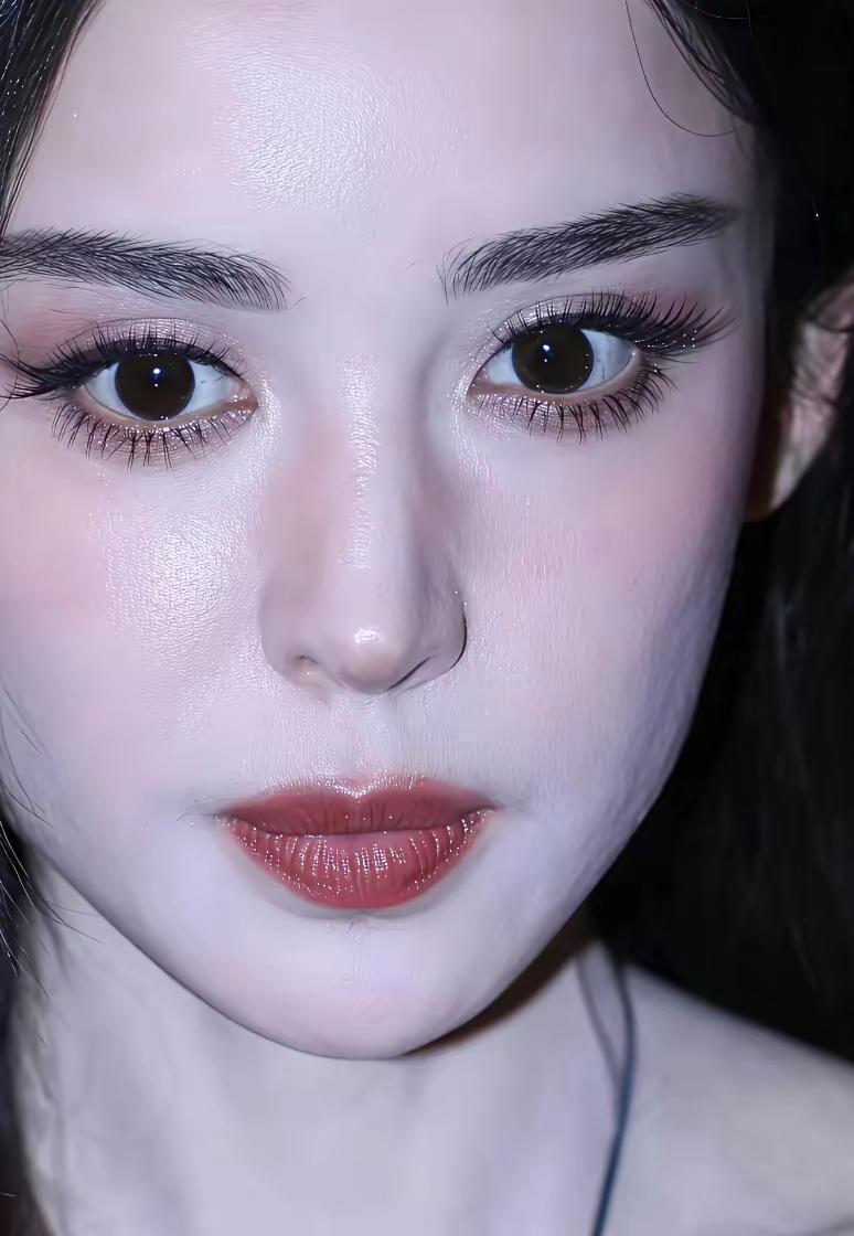 古力娜扎这造型太戳少女心了！温柔眼妆搭配甜美唇色，一整个甜度拉满，氛围感绝了！