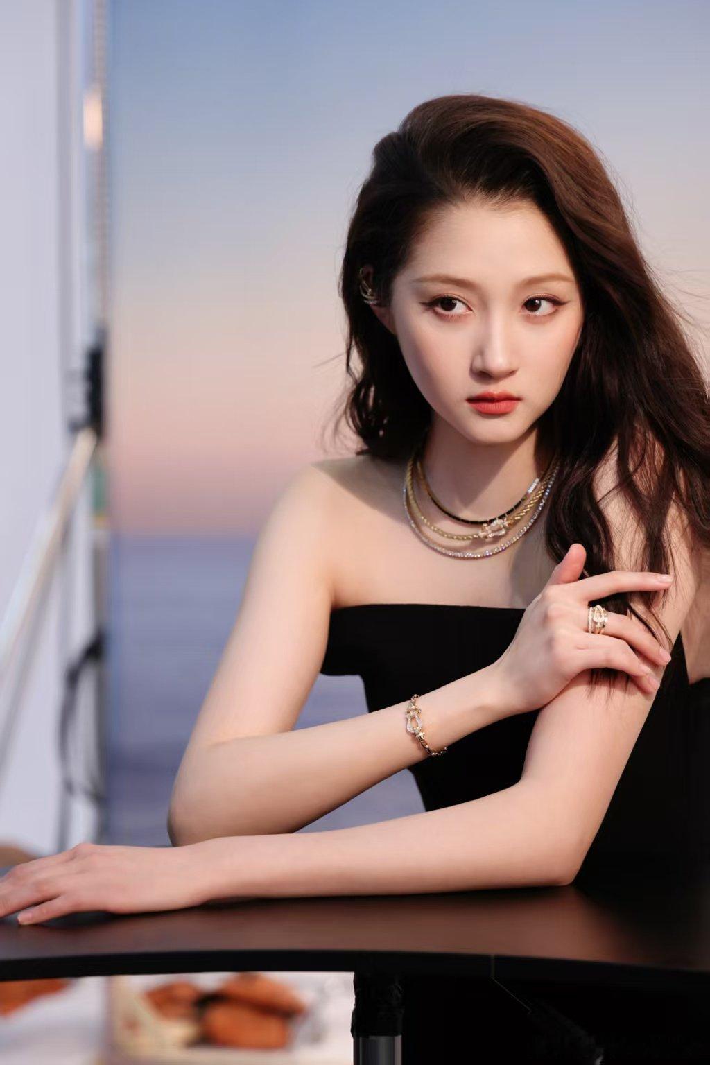 关晓彤黑色抹胸裙八宫格关晓彤定格心动时刻我为美女晓彤疯狂心动​​​