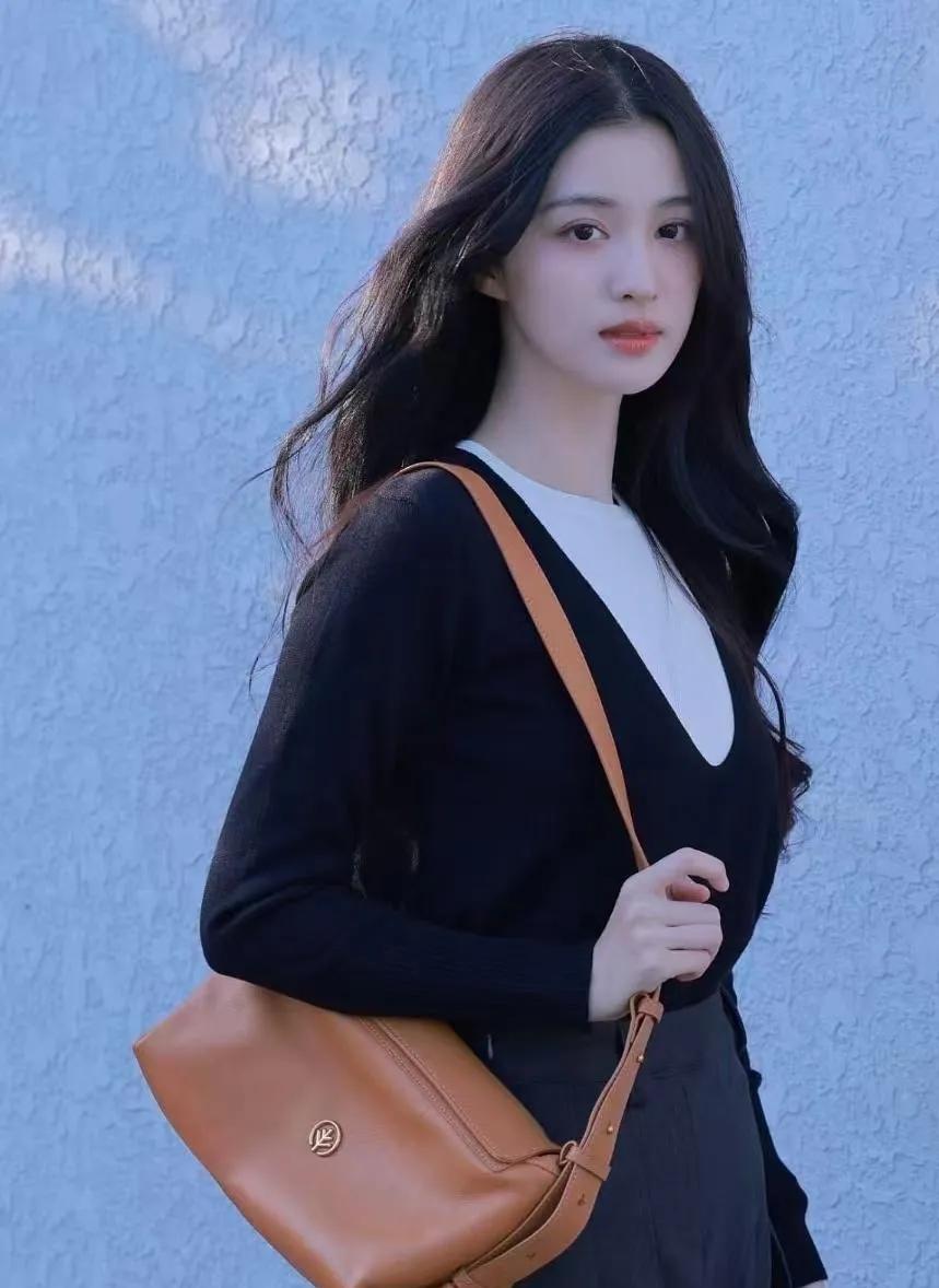 王楚然的极简穿搭太戳我了王楚然这组极简风穿搭直接美出新高度！经典的黑白色调