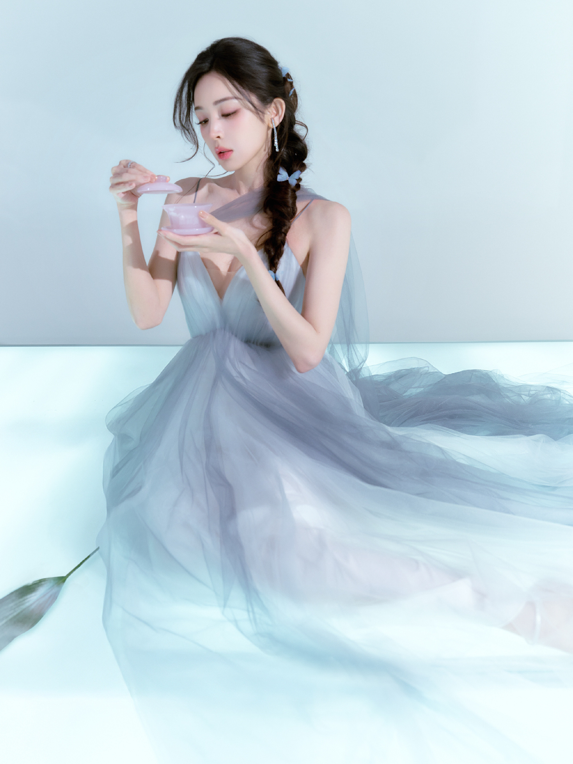 娜扎跳舞肩带断了玉茗茶骨娜扎荣善宝，这吊带裙穿搭真好看。娜扎