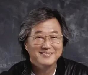 王伟忠的老道、狡黠尽管不讨喜，但在对待S家人的态度上，值得称道。很早他在