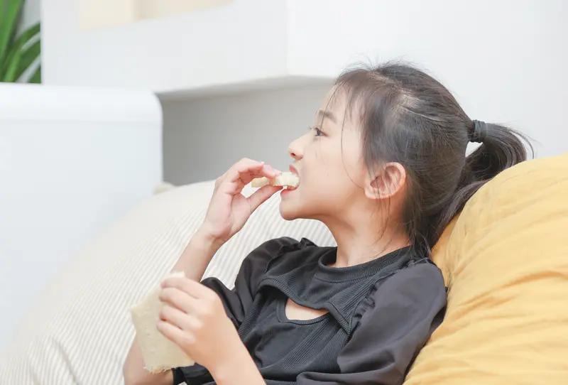 孩子零食蚂蚁吃后全死！零食里到底加了什么？最近，一位家长的惊人发现引起了广泛关