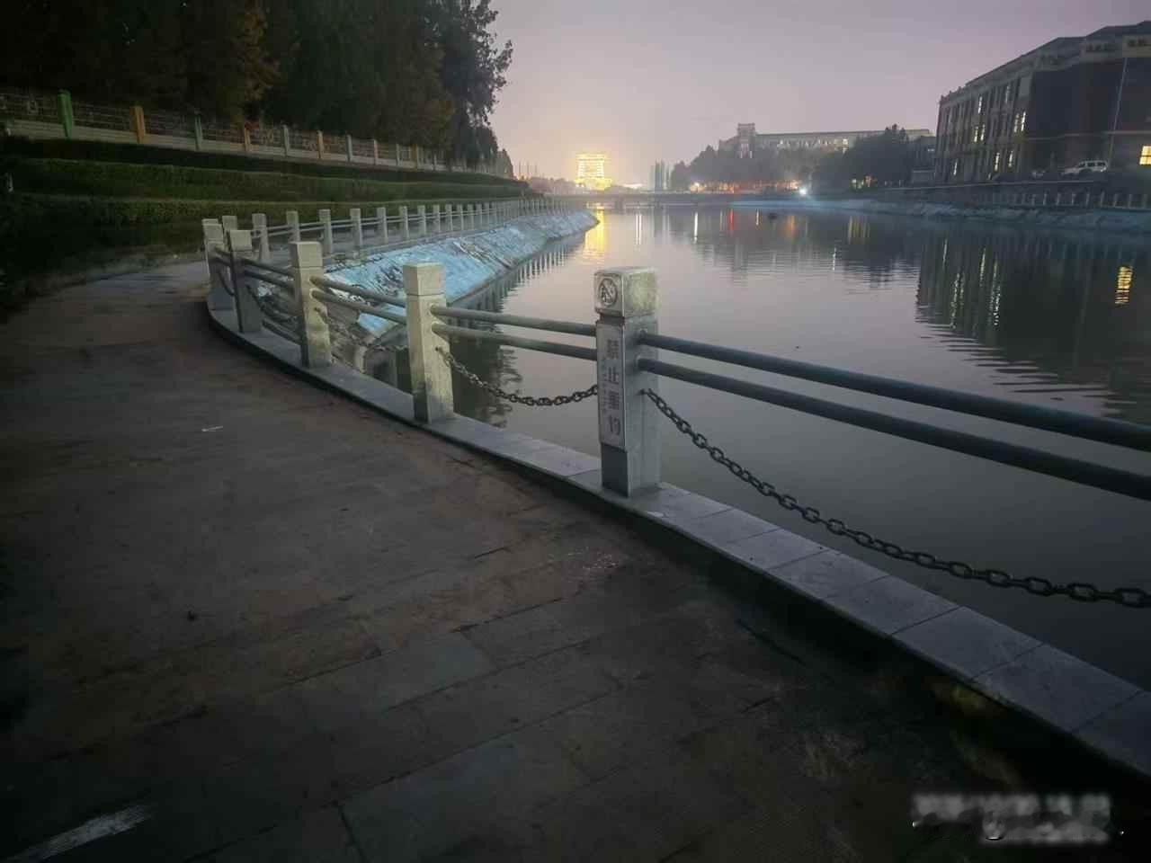 深夜失联，清晨浮尸，校方沉默成谜张琳在郑州工业应用技术学院读大二，今年19岁