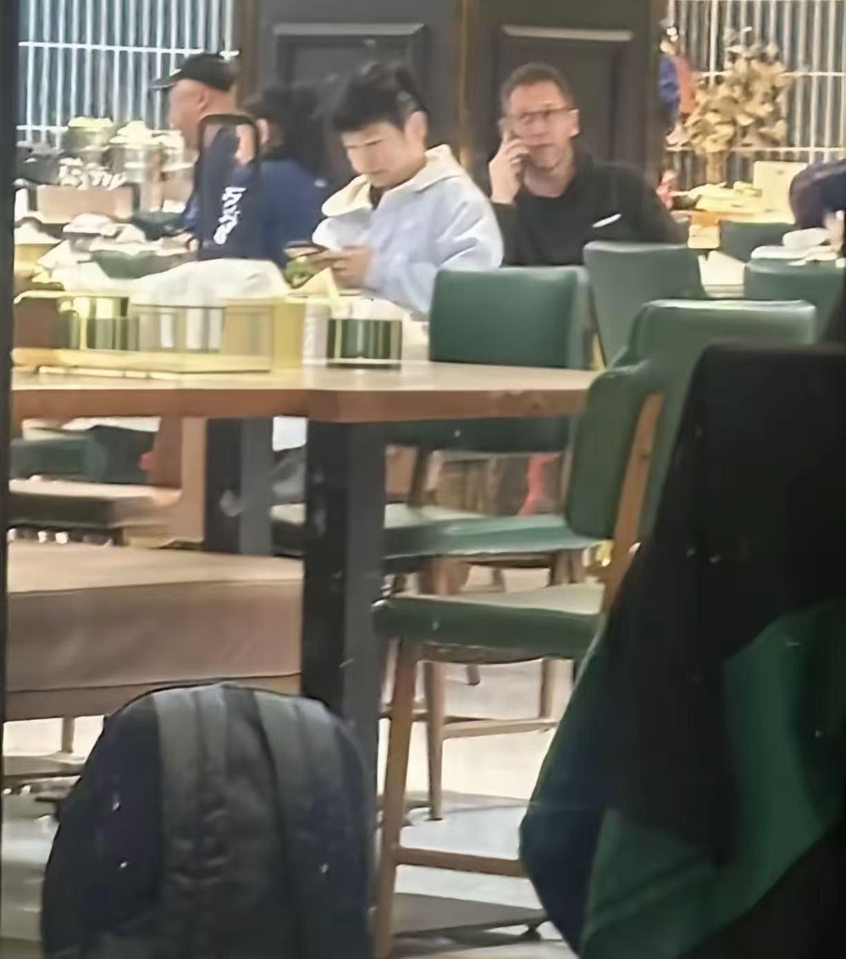 莎莎赛后吃饭被拍！终于可以放下一点心了赛后莎莎还能去餐厅就餐，说明的确不