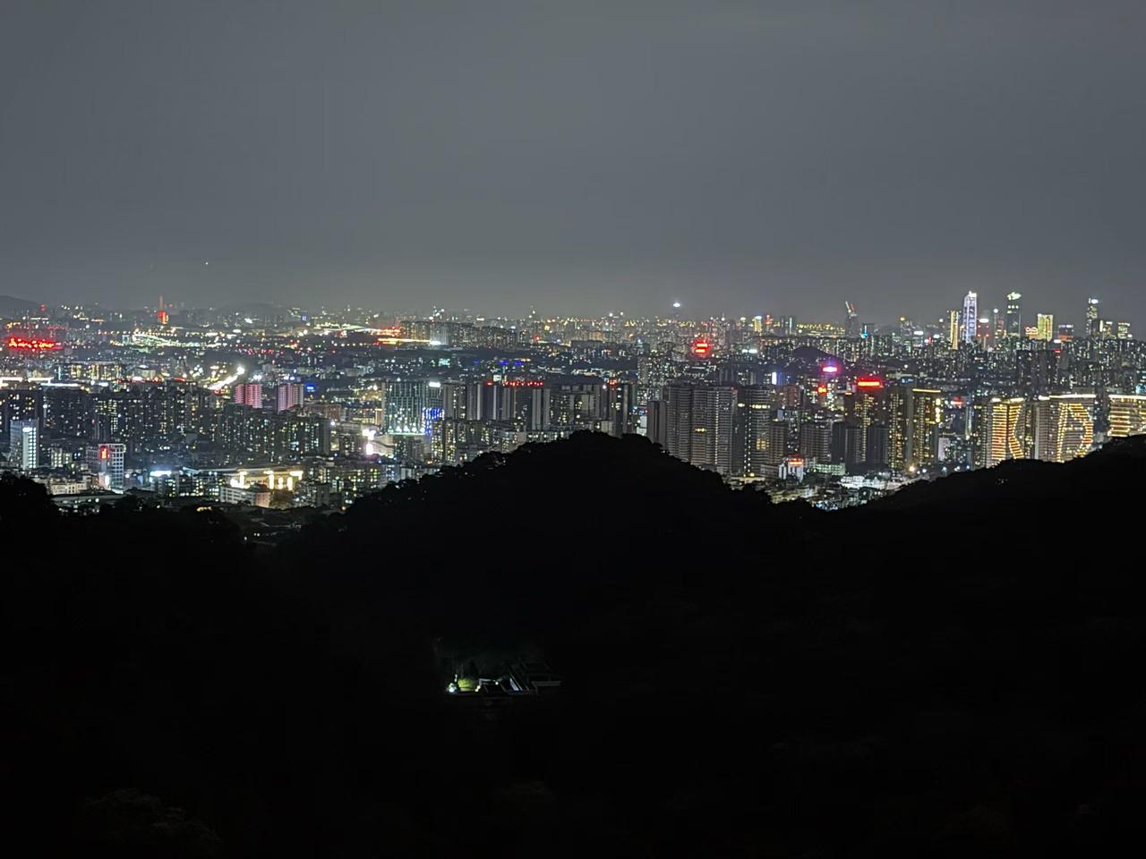 这不是北京不是上海不是深圳也不是杭州而是美丽广州白云山夜景，漂亮吗！