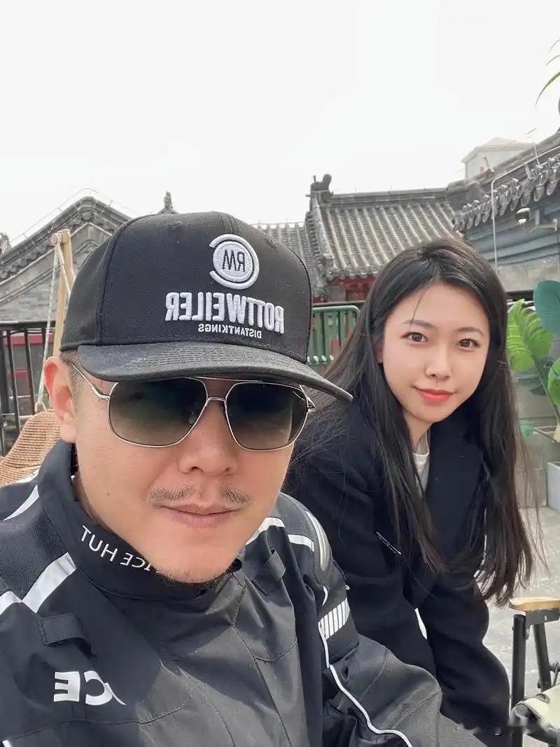 大冰是不可能生孩子的，更谈不上拥有什么双胞胎女儿。原因其实很简单。因为他