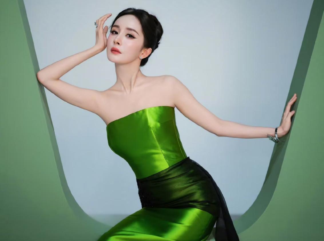 刚刚我同事说，杨幂今晚没机会拿视后了。我惊讶地问:“为啥？你知道内幕吗？