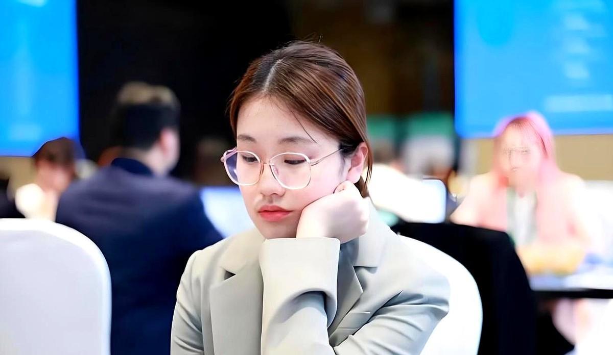 她一步棋砸出，特级大师的茶杯停在了半空。这不是普通的象甲联赛。王文君直接撕开