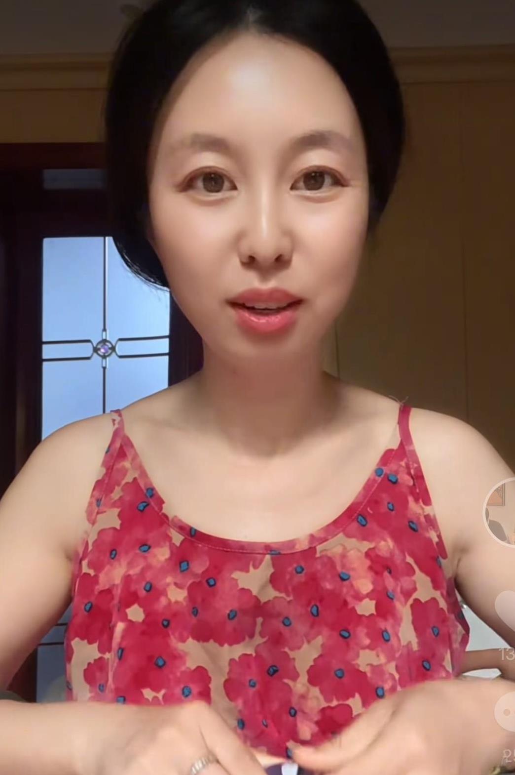 田静的粉丝缘彻底得罪完了，前几天她卖鸭翅，让郭威边吃边做广告，网友一句“无法直视