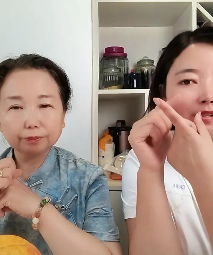 堂嫂上午发视频，下一站景德德！昨天小熊说，堂嫂今天下午二点半到达，要去车站去接