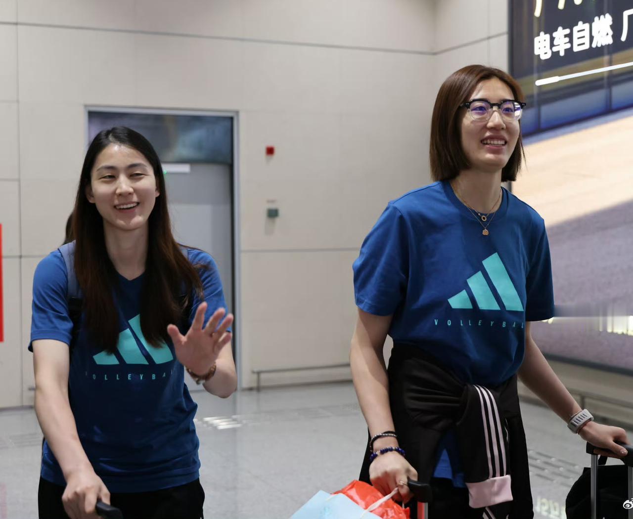 中国女排抵达南京备战世界女排联赛南京站赛事，龚翔宇、王媛媛、刁琳宇等老女排队员参