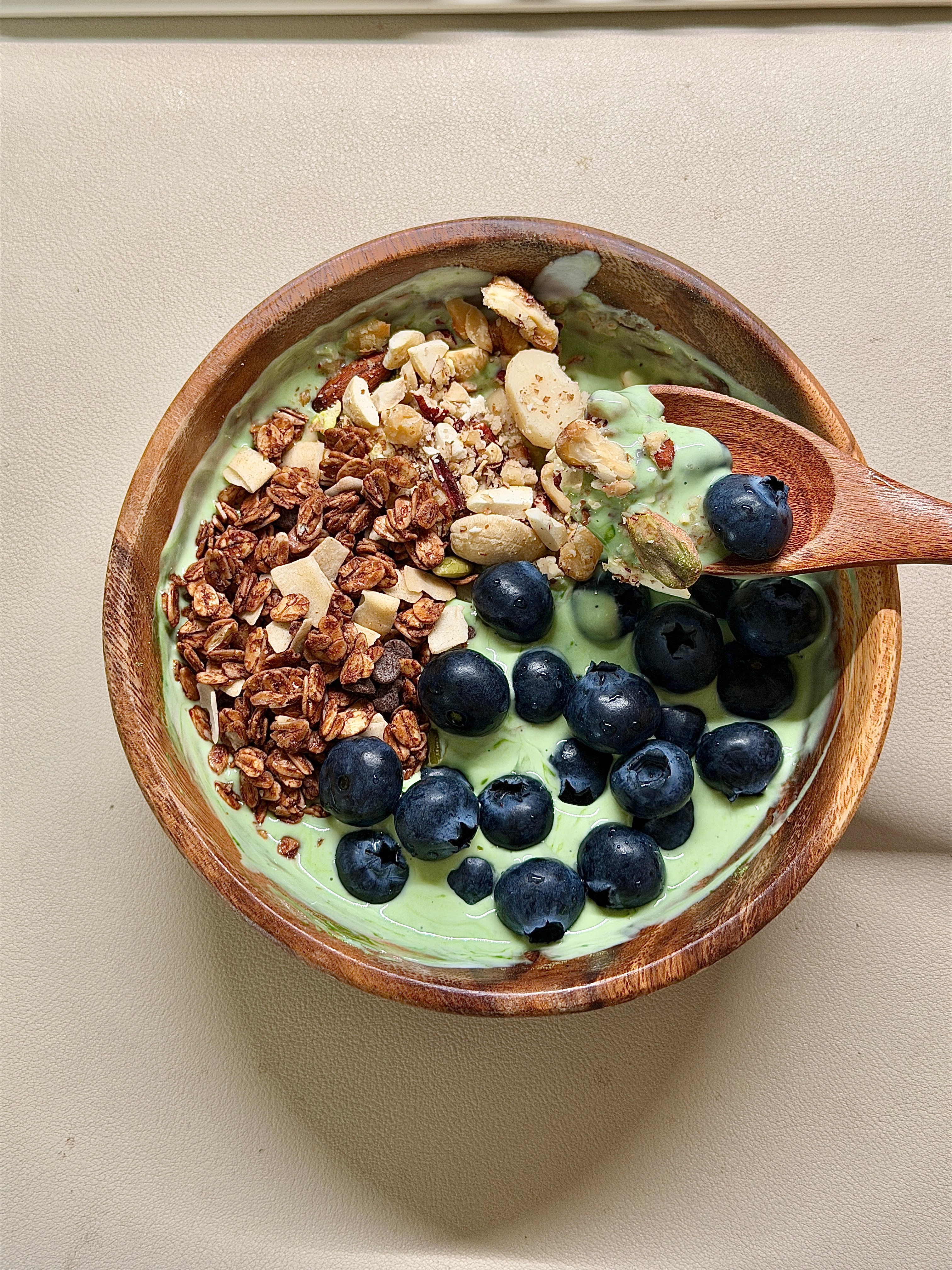 百吃不腻掉称酸奶碗🥣最重要的酸奶底：无糖酸奶＋青汁必不可少的水果：蓝莓/任