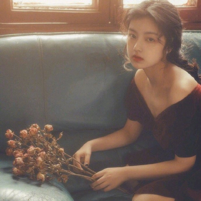 杨绛说：“不管你信不信，物质上没有要求的女孩子，感情上会要求更多，她不会因为穷而