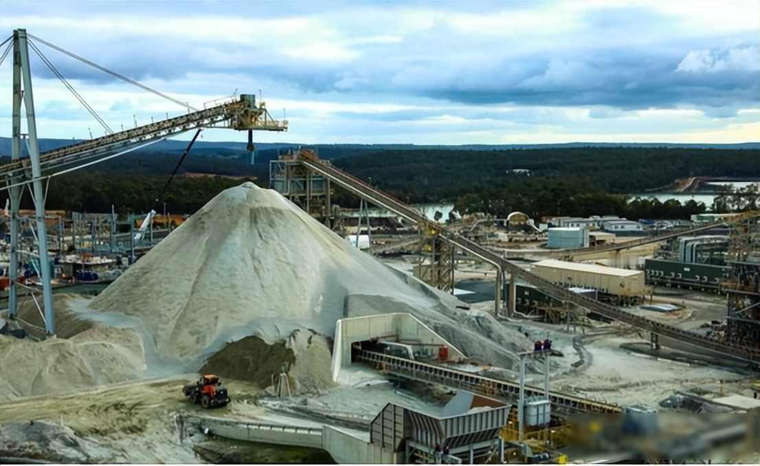 对华合约全部撕毁？中国又一伙伴背后捅刀，骗走20亿倒向美国玻利维亚边境的卡车司