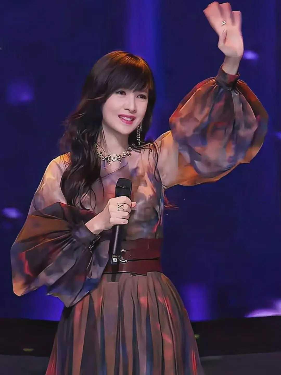 周慧敏首登央视春晚！出道39年，这一幕等哭了三代人58岁玉女掌门首登央视春晚！