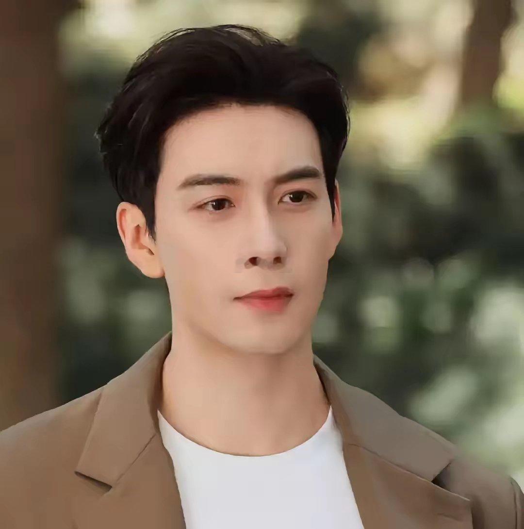 陈星旭在采访里说自己朋友很少，能聊得来的一只手数得过来。这话听着有点冷，其实挺大