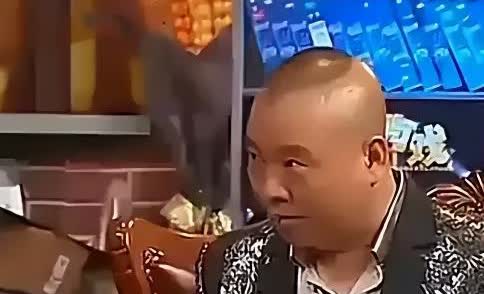 著名导演管虎拍戏结束后，回到家便搂着宝贝女儿在沙发上玩耍，女儿被逗得咯咯直笑。然