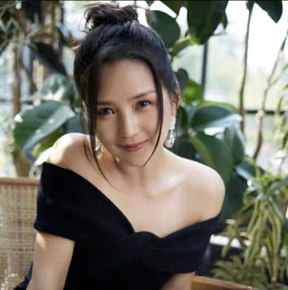 判若两人！39岁何洁官宣领证仅一周，暴瘦脱相不敢认，过往争议再被扒