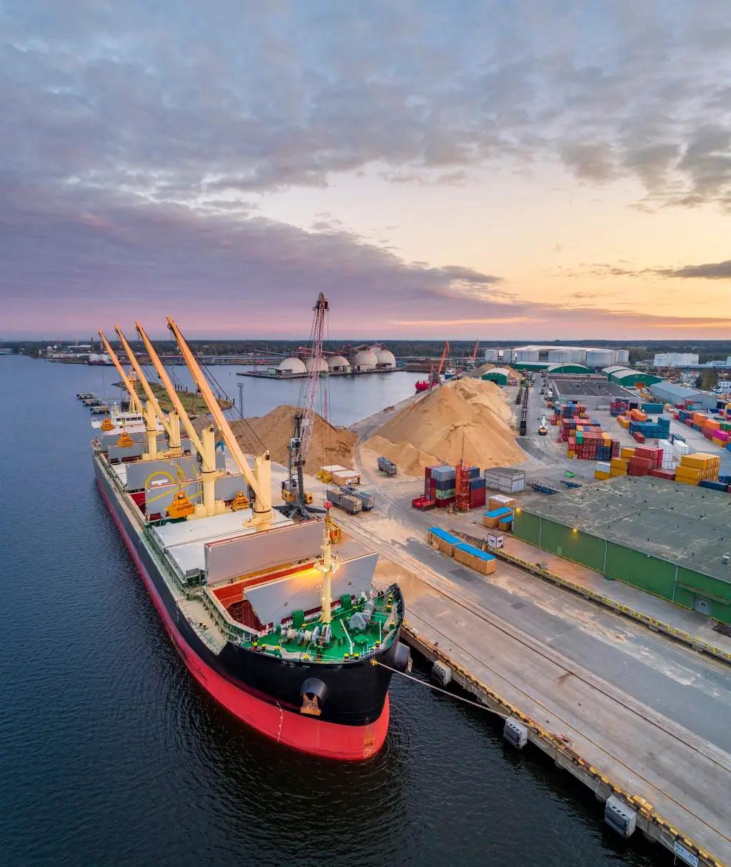 这就是中国对巴拿马实施的第二级精准制裁。现在，凡是挂巴拿马国旗的船只，想要在中国