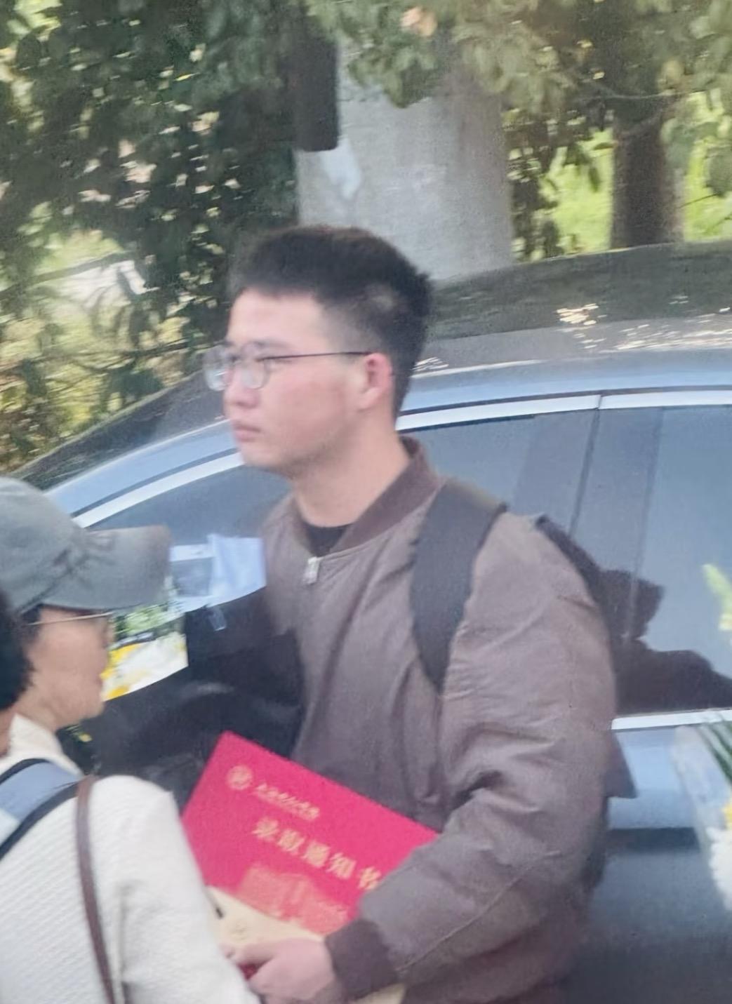 张雪峰追悼会上最令人动容的一张照片：他的学生，带着录取通知书来送他了。在那个延