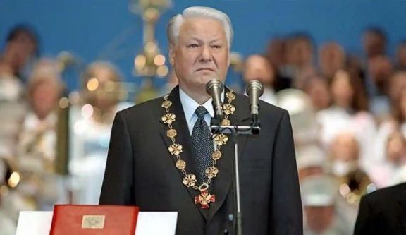 叶利钦为什么要搞垮苏联，看一下普京对叶利钦评价就明白了：“俄罗斯史上最大的罪犯是